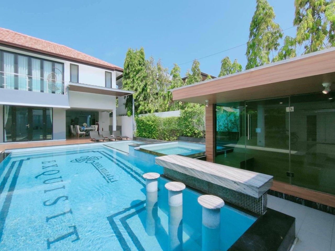 Exquisite pool villa pool bar